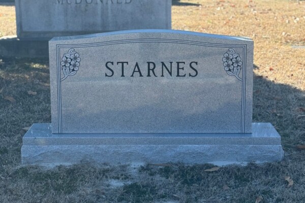 Family monument in Georgia Grey granite with a serpentine top and polished margin base. Family monument in Georgia Grey granite with a serpentine top and polished margin base.